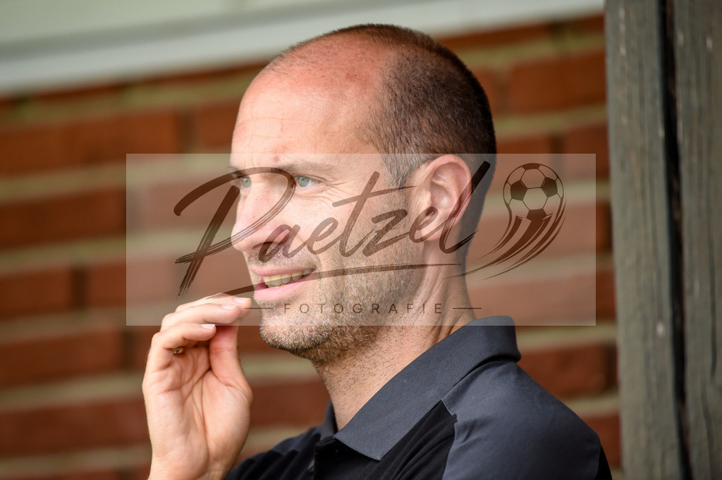BSBOSN_20210626_0017 | Fussball, Herren: Trainer Daniel Scherning (VfL Osnabrueck) schaut beim Testspiel zwischen TuS Bersenbrueck und VfL Osnabrueck im Hasestadion am 26.06.2021 in Bersenbrueck, Deutschland. - Realisiert mit Pictrs.com