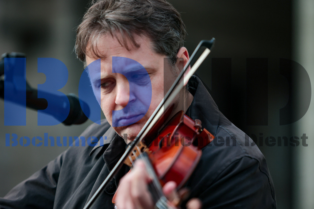 Brandmauer 2024 vor dem Rathaus der Stadt Bochum {date} -  | {headline}



(Foto: Sebastian Sendlak / BOND)

 - Realisiert mit Pictrs.com