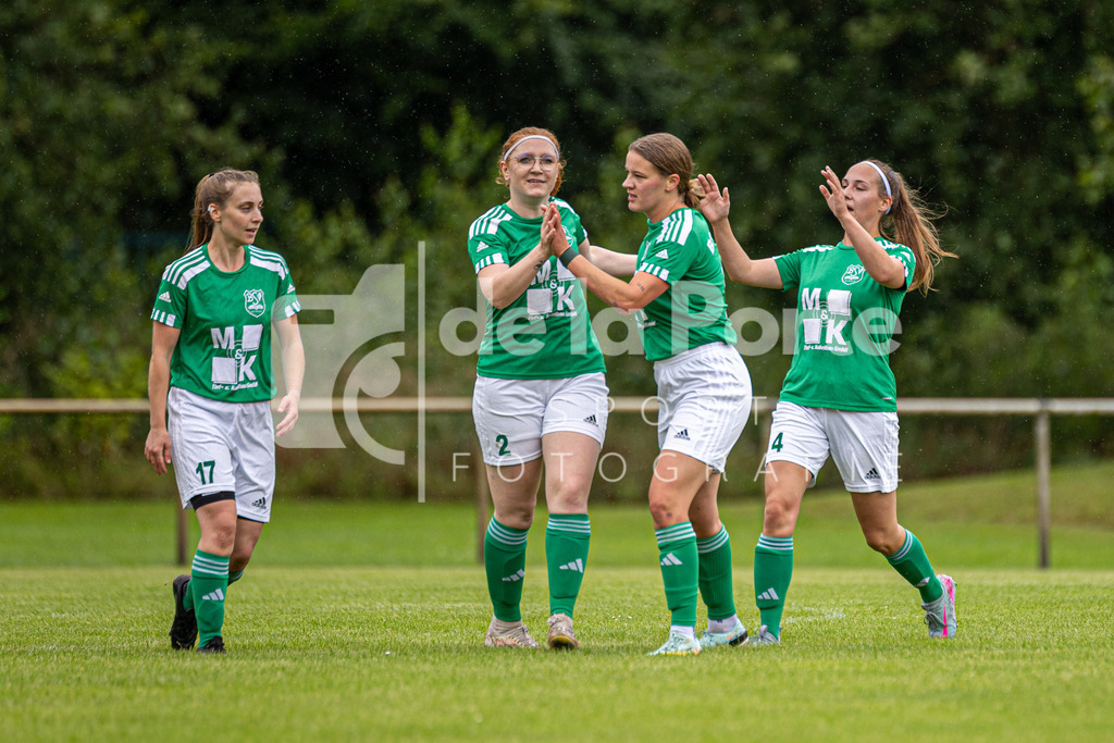 Union Bevensen Frauen - Burghardt_ Merle (jubelt mit Nora Kronshage und Malin Tutas_ ganz l. Sarah Gerstenkorn) vs Fortuna Celle BP 030825 dlP | immodelaporte-sportfotos - Realisiert mit Pictrs.com