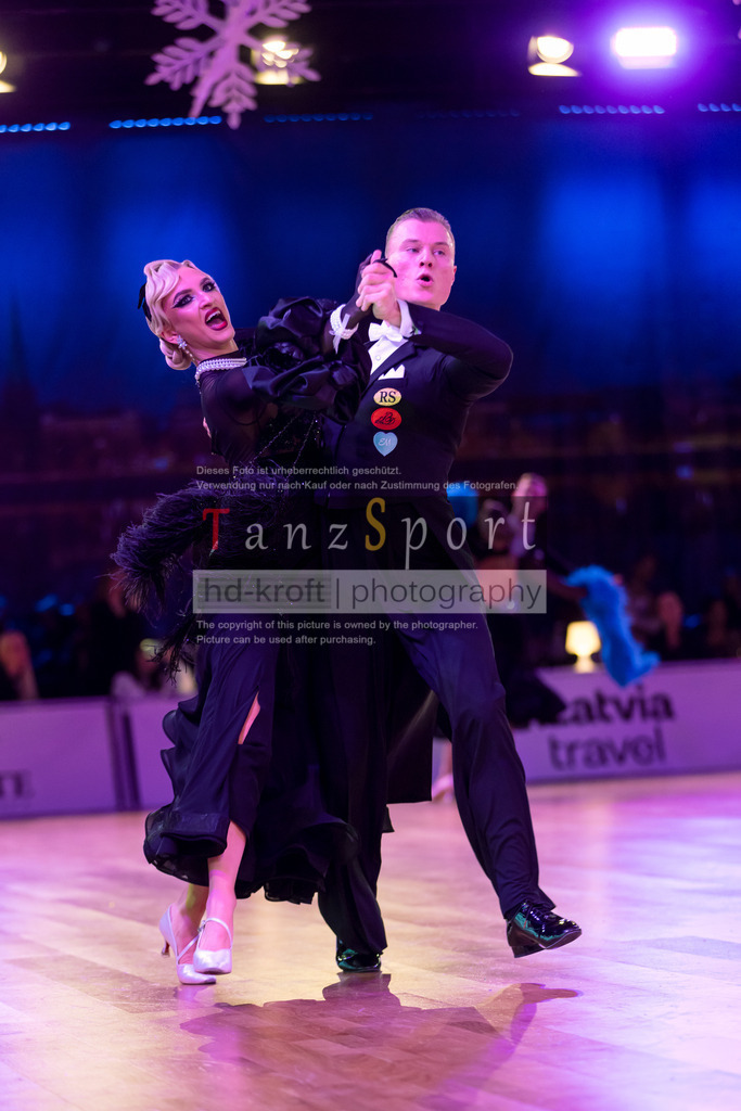 20241215_WDSF_Int_Open_Std-Riga-9064 | Tanzsportbilder, Standardtanz, Lateintanz, WDSF, DTV, LTVB, dancecomp, goc, hessen tanzt, blaues band der spree, walzer, tango, wiener walzer, slowfox, quickstepp, samba, rumba, cha-cha-cha, paso doble. jive, hd-kroft photography, turniertanzsport