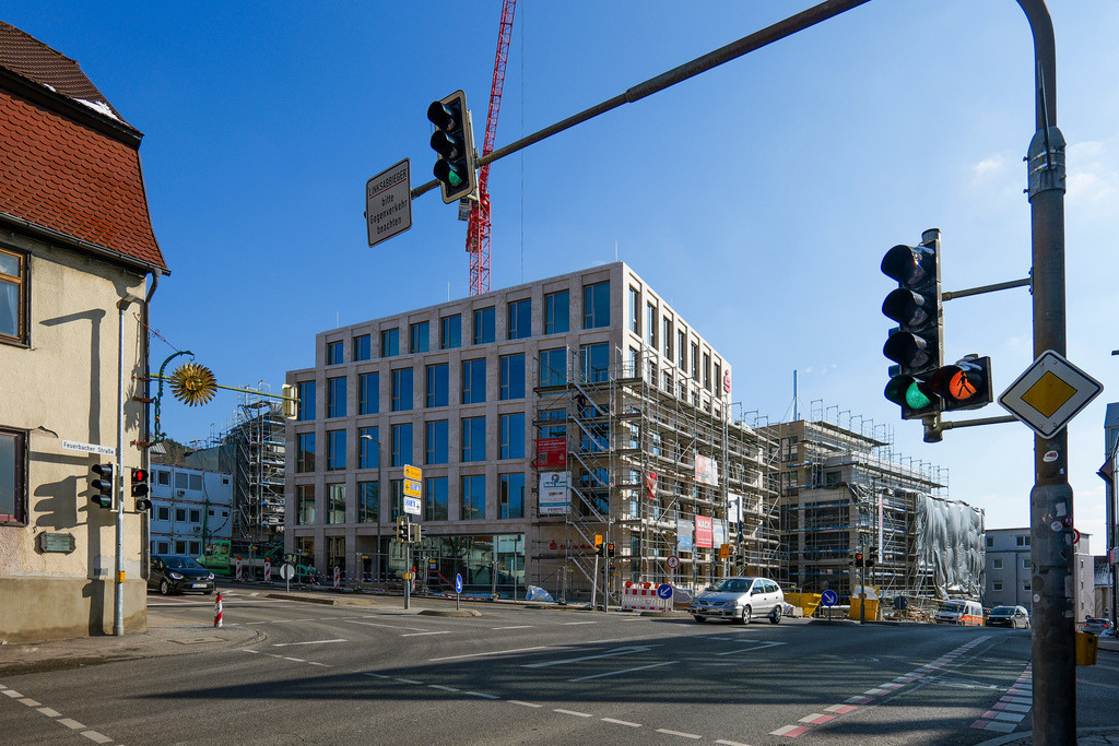 Kreissparkasse | Leonberg - Blick auf die Sparkasse ( KSK )Baustelle mit dem neuen Direktionsgebäude im Vordergrund an der Sonnenkreuzung - Realisiert mit Pictrs.com