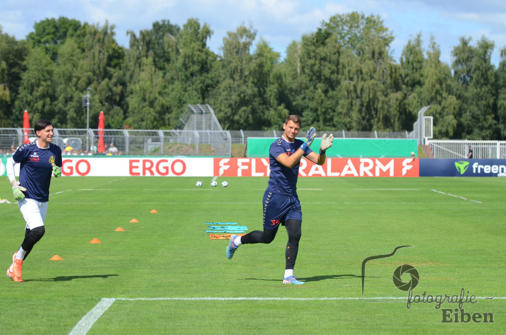 SV Atlas-Delmenhorst-Borussia Mönchengladbach | DFB-Pokal 1. Runde;SV Atlas Delmenhorst (gelb)-Borussia Mönchengladbach (schwarz) am 17.08.2025 in Oldenburg (Marschweg-Stadion), Photo: Philip Eiben 2025 - Realisiert mit Pictrs.com
