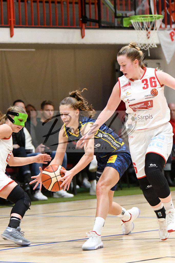 20200209_PAOEBS_0036 | Basketball, Frauen: Lina Falk (Eintracht Braunschweig) und Tessa Strompen (Panthers Academy Osnabrueck) im Zweikampf waehrend des Spiels der 2. DBBL zwischen Panthers Academy Osnabrueck und Eintracht Braunschweig im datos – home of the panthers am 09.02.2020 in Osnabrueck, Deutschland. - Realisiert mit Pictrs.com