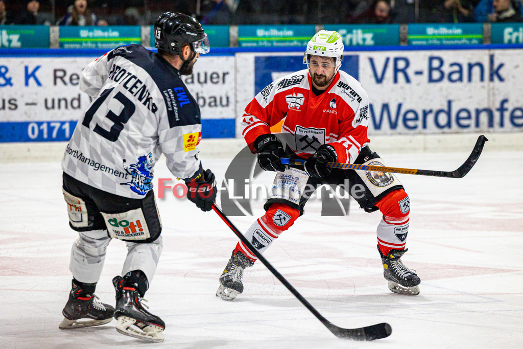 Spiel 3 Viertelfinale TSV Peißenberg Miners vs HC Landsberg Riverkings | Eishockey Bayernliga Playoffs 2023/2024, Spiel 3 Viertelfinale TSV Peißenberg Miners vs HC Landsberg Riverkings, 20240223,
Florian SIMON (Miners 11) in Aktion,
2024-02-23 in Peißenberg (Eisstadion)
13 Edgar PROTCENKO (HCL 13), 11 Florian SIMON (Miners 11)
Copyright: WolfgangxLindner foto-lindner.de