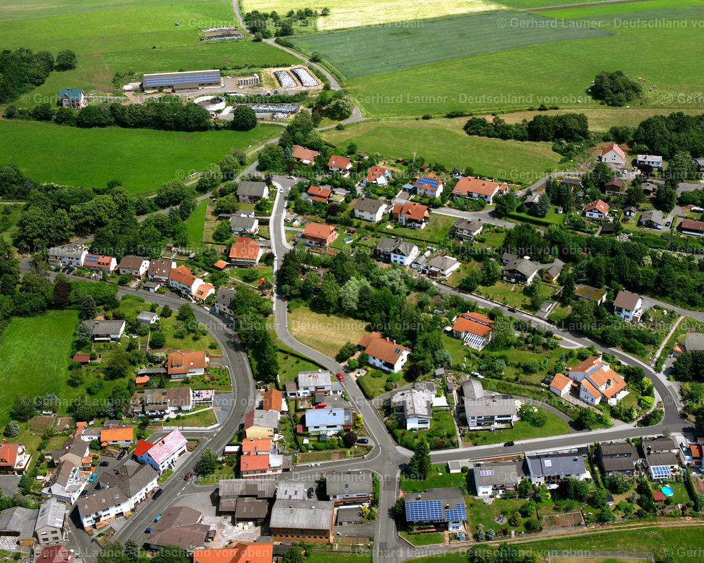 2614579 | GROß-FELDA 09.06.2006 Landwirtschaftliche Nutzflächen und Feldgrenzen  umsäumen das Siedlungsgebiet des Dorfes in Groß-Felda im Bundesland Hessen, Deutschland // Agricultural land and field boundaries surround the settlement area of the village  in Groß-Felda in the state Hesse, Germany Foto: Gerhard Launer
