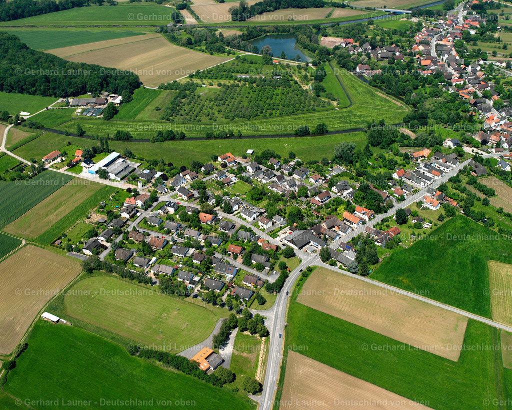 2626117 | MEMPRECHTSHOFEN 09.06.2006 Ortsansicht am Rande von landwirtschaftlichen Feldern und Nutzflächen  in Memprechtshofen im Bundesland Baden-Württemberg, Deutschland // Village view on the edge of agricultural fields and land  in Memprechtshofen in the state Baden-Wuerttemberg, Germany Foto: Gerhard Launer