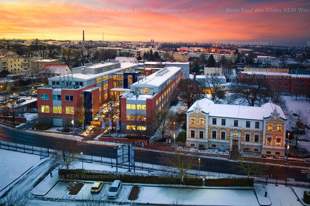 BBZ_Harzburger_Straße-0012-2 | Diese stimmungsvolle Luftaufnahme zeigt das Berufsbildungszentrum der Handwerkskammer Magdeburg im warmen Licht eines winterlichen Sonnenaufgangs. Eine feine Schneedecke überzieht Dächer und Freiflächen und unterstreicht die ruhige Atmosphäre des frühen Morgens. Durch die harmonischen Farben und die winterliche Stimmung eignet sich dieses Motiv besonders als Kalenderblatt für den Monat Januar.Das Motiv zeigt beispielhaft, wie sich auch Unternehmens- und Bildungsstandorte wirkungsvoll in einen individuellen Luftbildkalender integrieren lassen. Neben bekannten Wahrzeichen können ebenso markante Bürogebäude, Verwaltungsgebäude, Firmensitze oder öffentliche Einrichtungen ausgewählt werden. Die gezeigten Luftaufnahmen verstehen sich als Vorschläge und können jederzeit durch andere Motive aus dem umfangreichen Luftbildarchiv ersetzt oder ergänzt werden.So entsteht ein Kalender, der exakt zu Ihrem Unternehmen passt und Ihre regionale Verbundenheit sichtbar macht. Sie wählen die Motive, die Ihnen wichtig sind – ich übernehme die professionelle Gestaltung und Umsetzung. Die individuelle Motivauswahl gehört selbstverständlich zum Service und ist ohne zusätzliche Kosten möglich. - Realisiert mit Pictrs.com