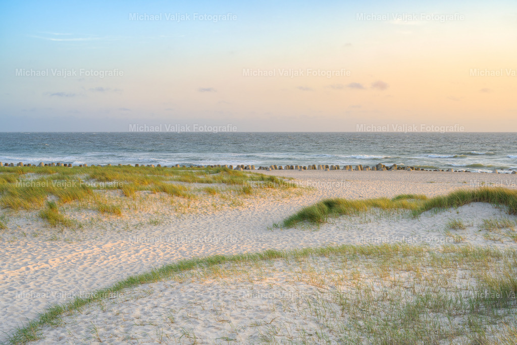 Weststrand in Hörnum am Abend | Wenn Sie einen ruhigen und entspannten Ort suchen, um den Sonnenuntergang zu genießen, dann ist der Weststrand in Hörnum eine gute Wahl. Der Weststrand ist ein langer und breiter Sandstrand, der sich an der Westküste von Sylt erstreckt. Hier können Sie spazieren gehen, baden, surfen oder einfach nur die Aussicht bewundern. Der Weststrand ist besonders schön am Abend, wenn die Sonne hinter dem Horizont versinkt und den Himmel in leuchtende Farben taucht. Der Weststrand in Hörnum ist ein idealer Ort, um einen Tag auf Sylt ausklingen zu lassen. - Realisiert mit Pictrs.com