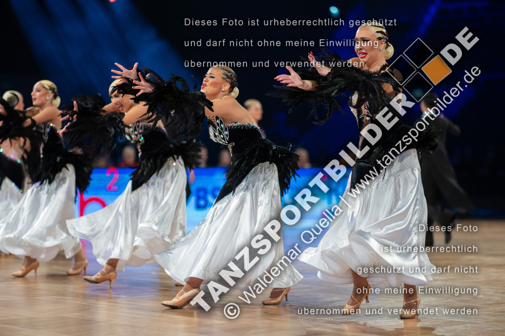 20251206-04944 | Hier finden Sie Tanz Bilder vom Latein und Standard Formationen tanzen. Sportbilder vom Tanzsport. Schöne Fotos und von Weltmeisterschaft, Europameisterschaft, Bundesliga, Regionalliga, Oberliga und Landesliga sowie von GOC Stuttgart, DanceComp, WM Bremen