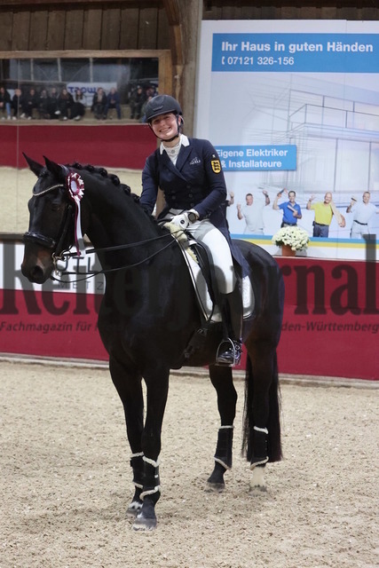 Reutlingen_2024_Prfg.Nr.04_Intermediaire I_Kür_Siegerehrung_Prfg.Nr.04__ (7) | Alle Fotos der Reiterjournal Fotografin Doris Matthaes im Reiterjournal Online-Fotoshop. - Realisiert mit Pictrs.com