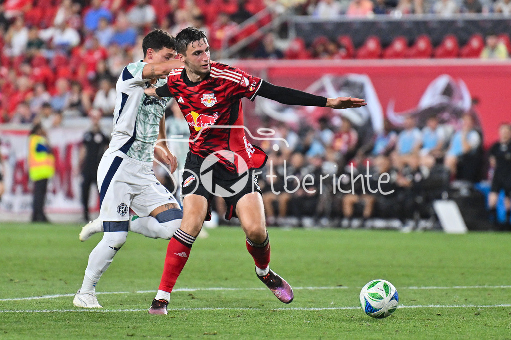 New York Red Bulls - New England Revolution | im Duell Tomas CHANCALAY (New England 7) und Noah EILE (New York 3) / Zweikampf / Major League Soccer: New York Red Bulls - New England Revolution, Red Bull Arena am 16.07.2025