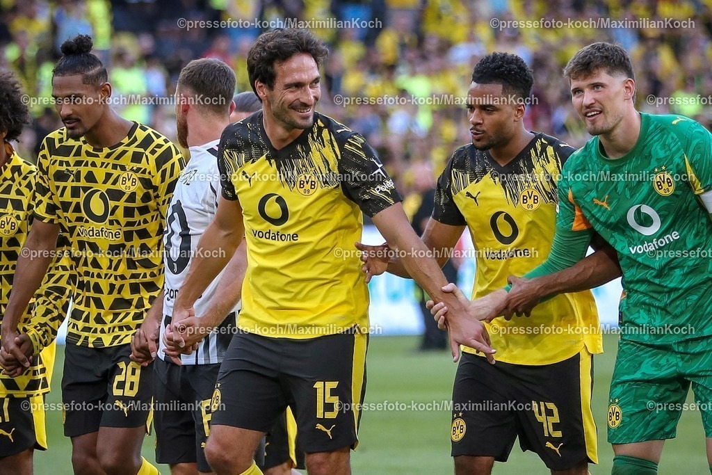 BVB10082501111 | 10.08.2025, Fußball, Borussia Dortmund - Juventus Turin, Testspiel, Signal Iduna Park, Saison 2025 2026: Verabschiedung Abschied Abschiedsspiel Mats Hummels (ehem. BVB Spieler)   zusammen mit Sébastien Haller (BVB #28) Almugera Kabar (BVB #42) Torwart Gregor Kobel (BVB #01) DFB regulations prohibit any use of photographs as image sequences and or quasi-video.