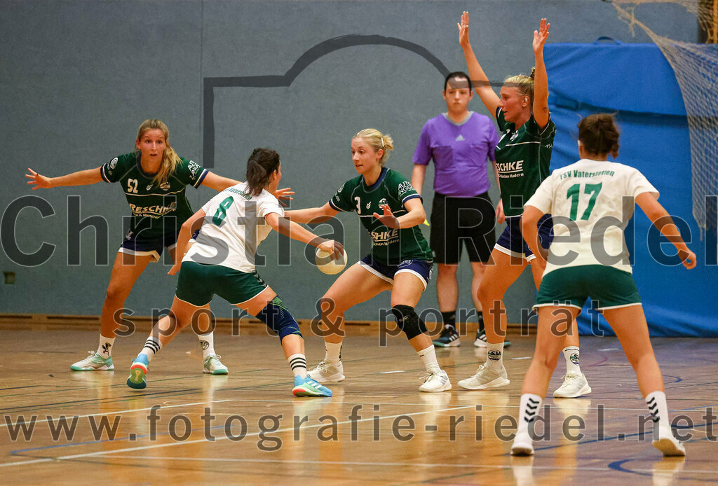 2023-09-16_112_TSV_Vaterstetten_gegen_SV_Muenchen_Laim | Baldham, Deutschland, 16.09.2023:
Handball, Bayernliga Frauen Staffel Süd 2023 / 2024, 1. Spieltag, TSV Vaterstetten gegen SV München Laim, Endergebnis: 23:34

Julia Scharmann (SV München Laim, #52), Sara Broß (TSV Vaterstetten, #8), Katharina Klotz (SV München Laim, #3), Sophie Heringer (SV München Laim, #7), Verena Taenzler (TSV Vaterstetten, #17)

Foto: Christian Riedel / fotografie-riedel.net