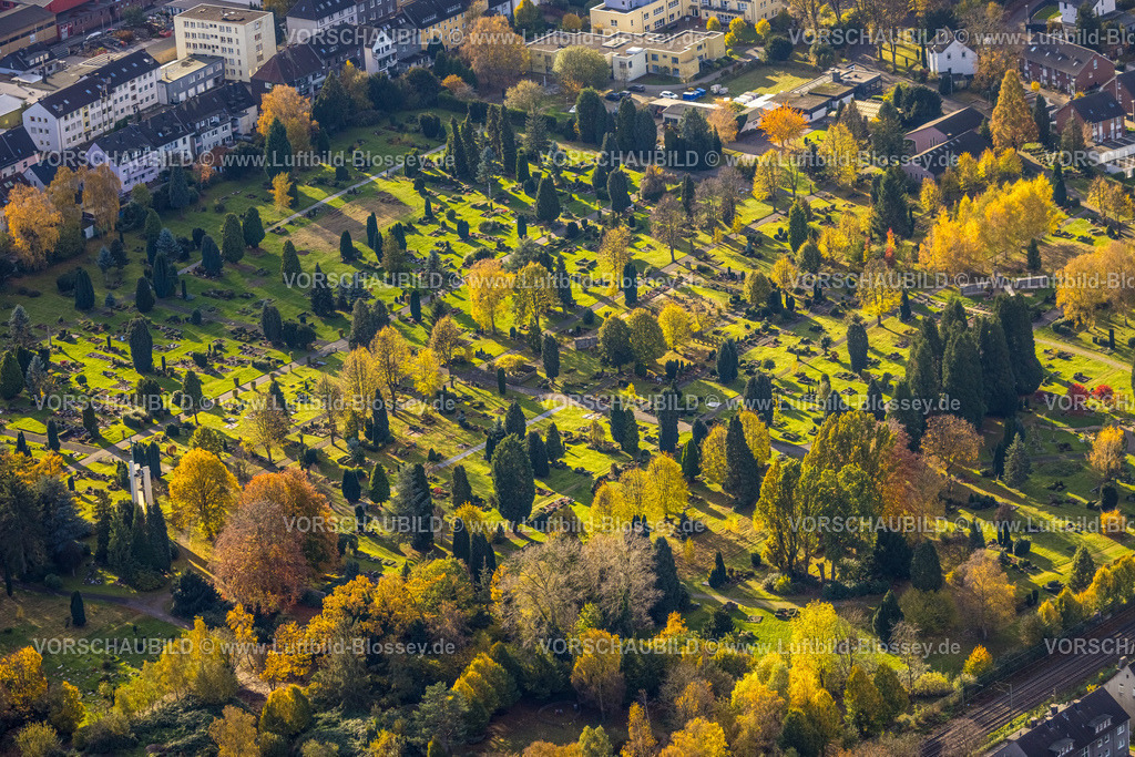 Witten231101431 | Luftbild, Evang. Friedhof Gräberfeld und Urnengräber Kolumbarium, Zypressen Eiben, und Laubbäume in herbstlichem Abendlicht, Pferdebachstraße, Witten, Ruhrgebiet, Nordrhein-Westfalen, Deutschland
