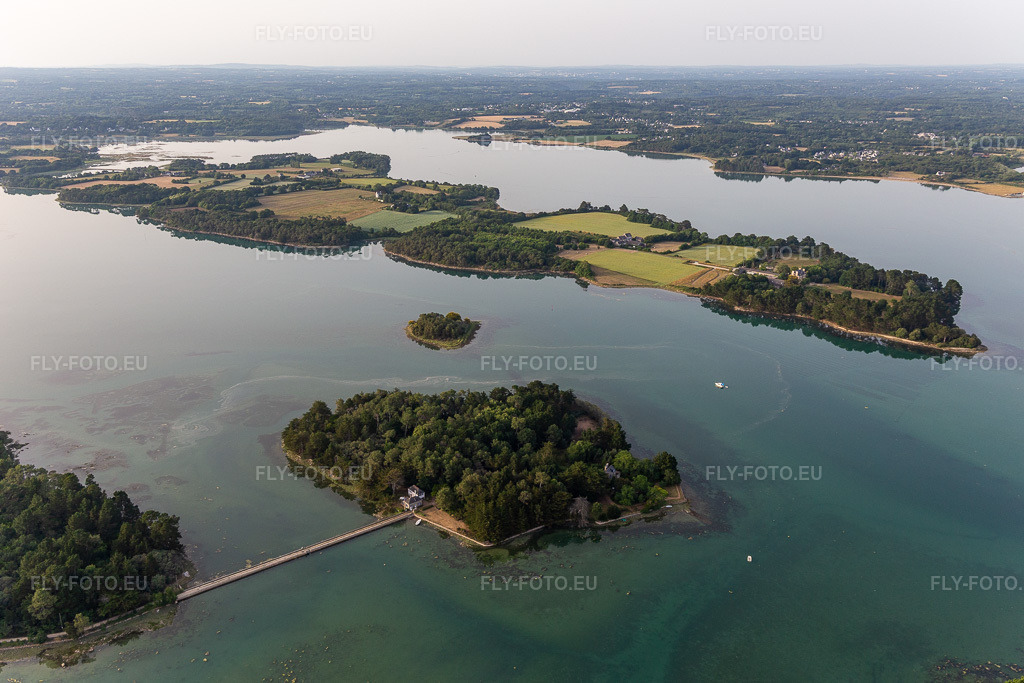 Vue aérienne: Île de Queffen à Loctudy dans le département Finistère, France. Photo: IMG_132520.jpg prise le 17/06/2022 par Werner Riehm/FLY-FOTO.eu – Résolution de l'original: 5371 x 3581 px