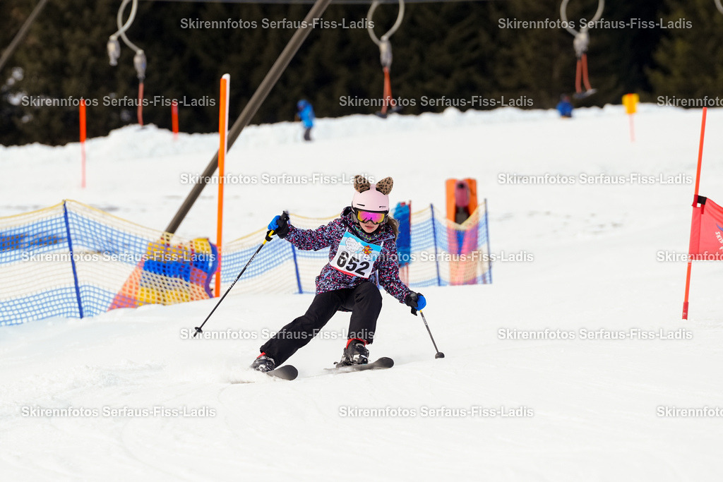SRF_02.01.2026_1153 | Skirennfotos,Serfaus,Fiss,Ladis,Kinderskirennen,Winter,Tirol,Oberland,skirace,SFL,feelfree,weil wir's genießen,ski,Ski,skifahren,Sonnenplateau, - Realisiert mit Pictrs.com