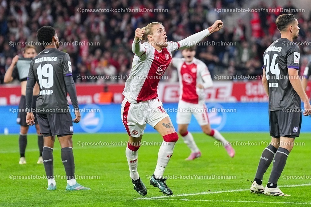 xydrx17092501152 | 17.09.2025, xydrx, Fußball, 3.Liga, Rot-Weiss Essen - VFL Osnabrück, Saison 2025 2026, Stadion an der Hafenstraße:  Torjubel nach dem Tor zum 1:1 für Rot-Weiss Essen durch Torschütze Tom Moustier (Rot-Weiss Essen #28). DFB regulations prohibit any use of photographs as image sequences and or quasi-video.
