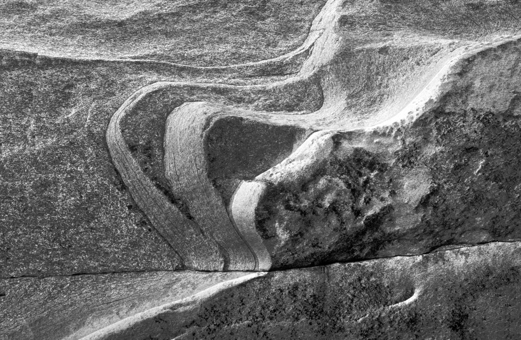 Steinwort_Tessin_ValleVerzasca_Felsmaserung_1999_16319sw | Aus der Serie STEINWORTE,  gefunden im Valle Verzasca, Tessin, Schweiz.
analoge schwarz-weiss Fotografie. Fotografiert mit Hasselblad, gescannt, gedruckt auf Hahnemühle Photo Rag Velvet.