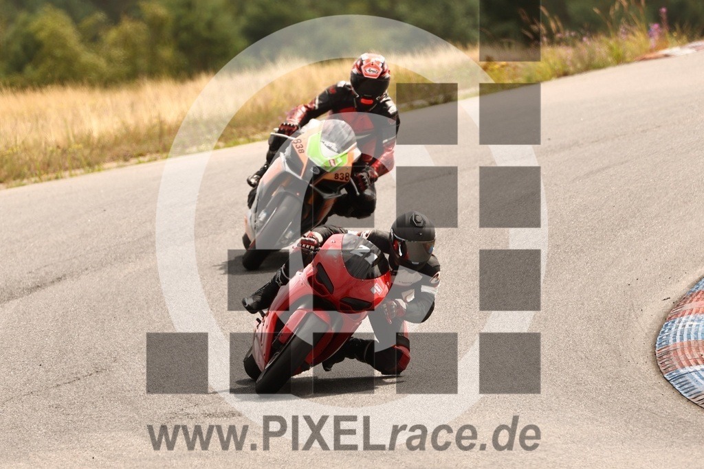0021-PXR57229 | Schöne Erinnerungen an spannende Momente - das festzuhalten ist unser Job. PIXELrace.de ist seit 2003 auf den Rennstrecken Europas unterwegs um die Action draußen beim Fahren und die wunderbare Stimmung imm Fahrerlager für euch einzufangen.