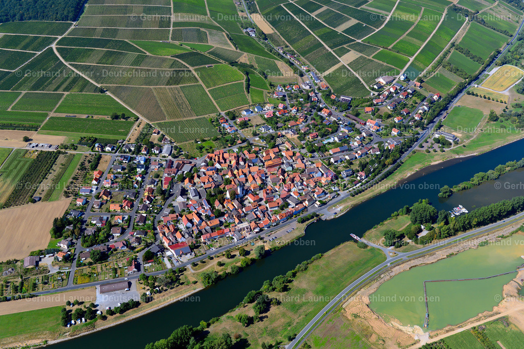 3650287 | OBEREISENHEIM 31.08.2016 Ortsansicht am Rande von landwirtschaftlichen Feldern und Nutzflächen  in Obereisenheim im Bundesland Bayern, Deutschland // Village view on the edge of agricultural fields and land  in Obereisenheim in the state Bavaria, Germany Foto: Gerhard Launer