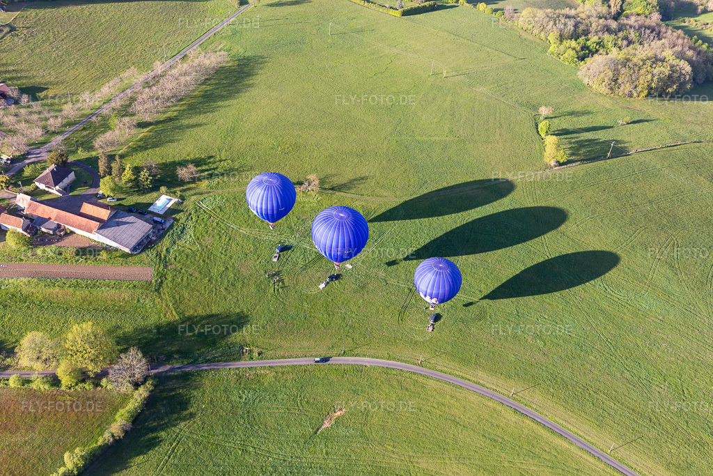 Luftbild: Drei blaue Heißluftballone beim Start in der Dordogne in Veyrines-de-Domme im Bundesland Dordogne in Frankreich. Foto: IMG_113537.jpg vom 16.04.2019 durch Werner Riehm/FLY-FOTO.de