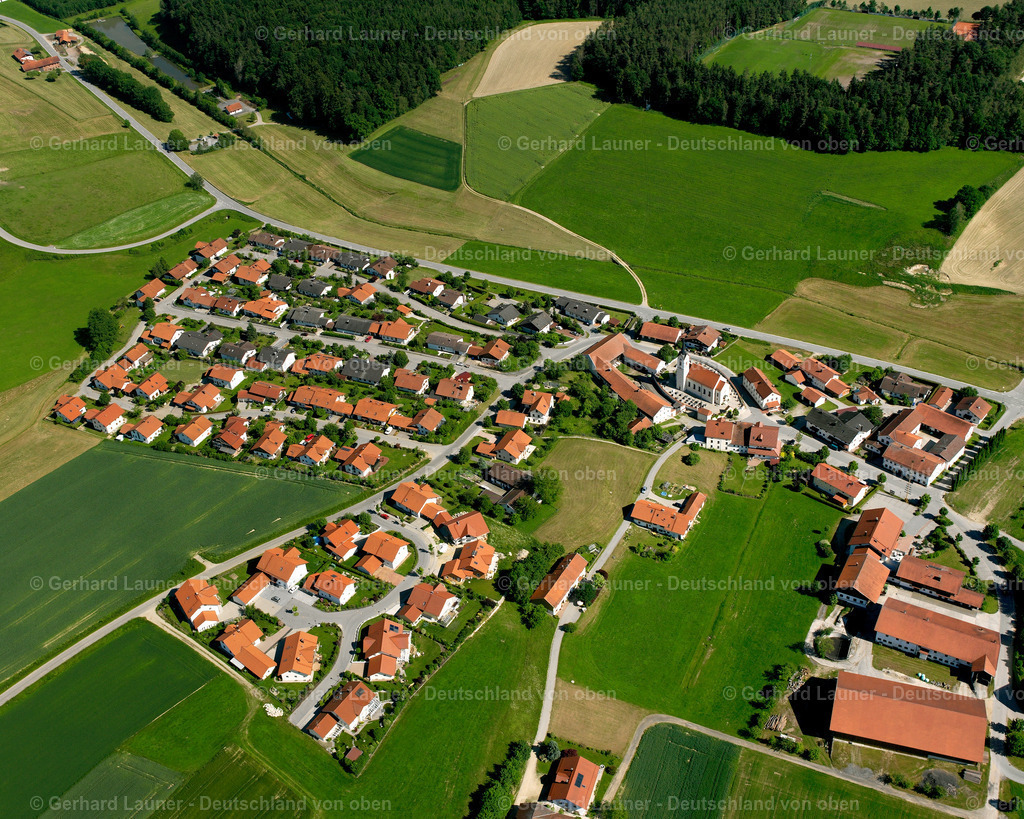 2600889 | WOLFSBERG 09.06.2006 Landwirtschaftliche Nutzflächen und Feldgrenzen  umsäumen das Siedlungsgebiet des Dorfes in Wolfsberg im Bundesland Bayern, Deutschland // Agricultural land and field boundaries surround the settlement area of the village  in Wolfsberg in the state Bavaria, Germany Foto: Gerhard Launer
