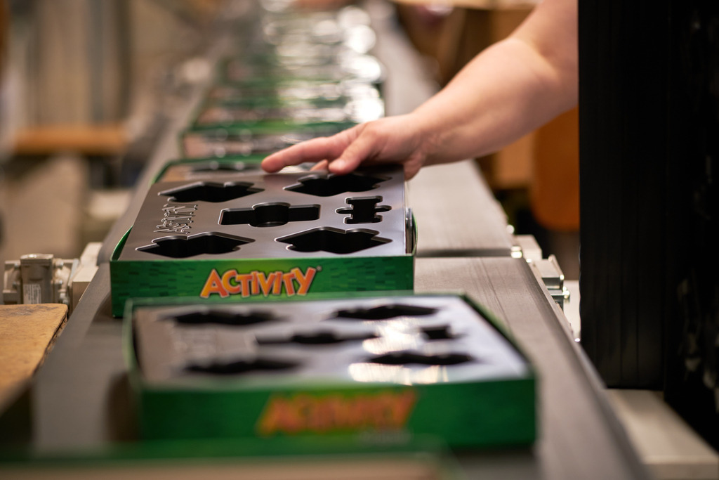 Piatnik Activity auf dem Fliessband zur Befüllung | Wien, Austria - April 07, 2021: Piatnik &amp; Söhne Spieleverlag; Piatnik Activity auf dem Fließband zur Befüllung. - Realisiert mit Pictrs.com