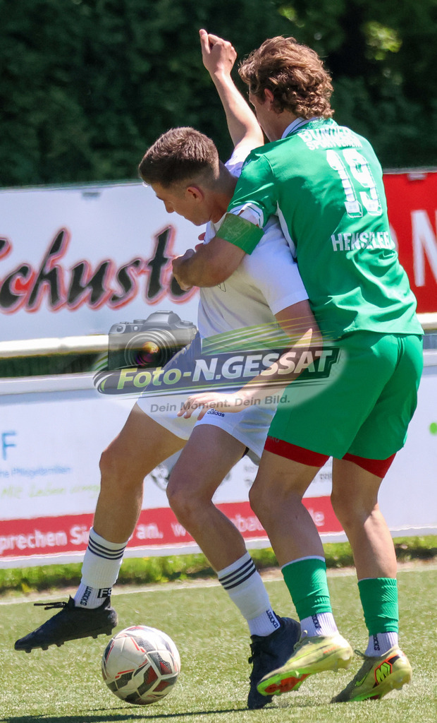 TuS Bruchmühlen - Bünder SV | Auf dem Bild zu sehen: weiß TuS Bruchmühlen: Anakin Zimens ; grün Bünder SV: Mirco HenselerTuS Bruchmühlen, Bünder SV, Saison 25/26, Kreisliga A, Bruchmühlen, Deutschland - Realisiert mit Pictrs.com