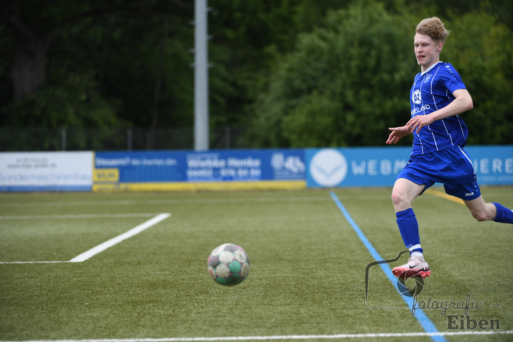 FC Rastede-JSG Esens/Dornum | B-Jugend Bezirksliga; FC Rastede (blau)-JSG Esens/Dornum (weiß) am 24.05.2025 in Rastede (Sportanlage Kötterswegs), Photo: Philip Eiben 2025 - Realisiert mit Pictrs.com