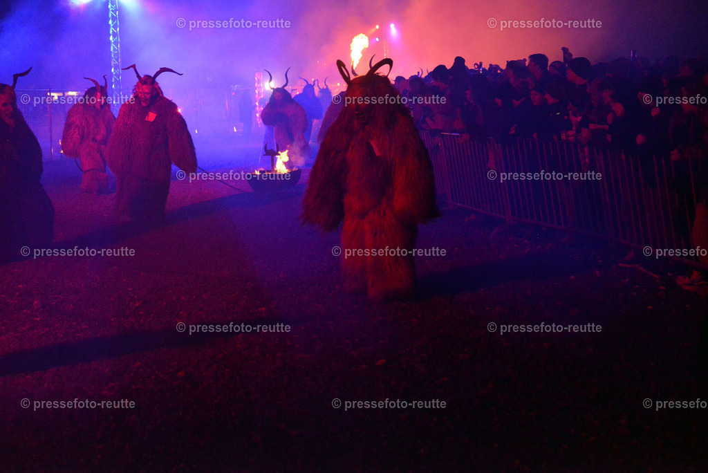 news-2022-Dez03-Krampusumzug-Reutte-WTV_5817 | Info aus dem Bezirk Reutte/Ausserfern Tirol sowie eine umfangreiche Bilddatenbank über die gesamte Region: Lechtal, Talkessel Reutte, Tannheimertal, Zwischentoren. Lech, Plansee, Zugspitze, Grenztunnel, B179, Fernpassstraße, Verkehr, Lawinen, Tradition, - Realisiert mit Pictrs.com