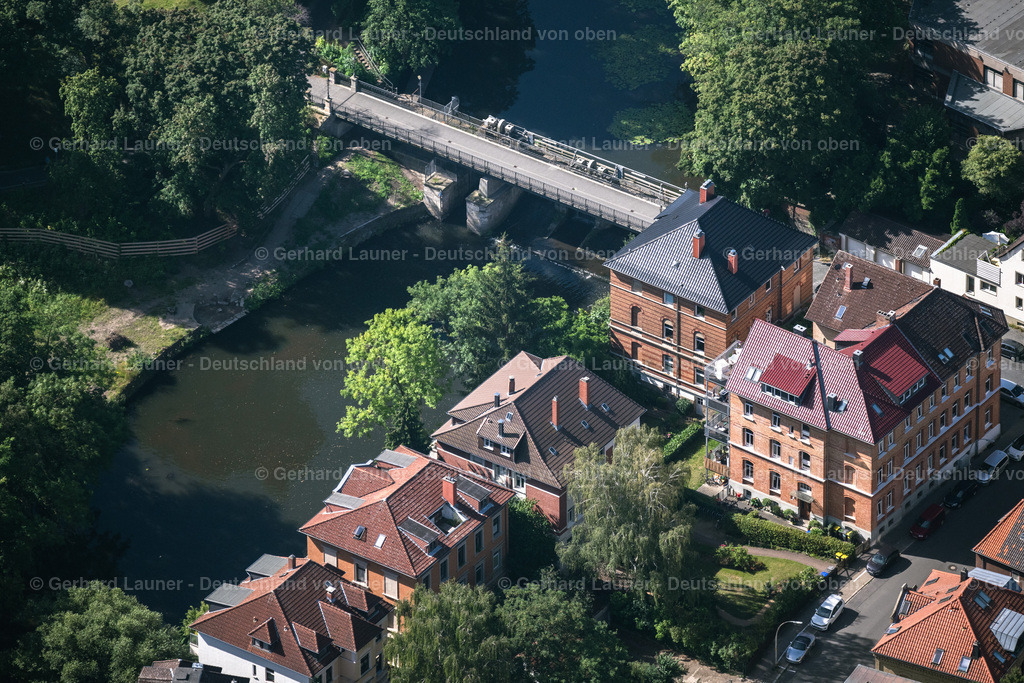 4035244 | BRAUNSCHWEIG 31.07.2020 Staustufe "Petriwehr" am Ufer des Flußverlauf der Oker an der Wehrstraße in Braunschweig im Bundesland Niedersachsen, Deutschland. // Weir "Petriwehr" on the banks of the flux flow Oker in Brunswick in the state Lower Saxony, Germany. Foto: Gerhard Launer