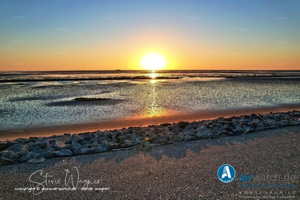 Nordsee, Nordfriesland, Beltringharderkoog, Luettmoorsee, Holmer Siel, Landgewinnung | Landgewinnung & Küstenschutz in Nordfriesland - Das Ziel der Landgewinnung in Nordfriesland ist es, neue Lebensräume für die Wattenmeer-Ökologie zu schaffen und den Küstenschutz zu unterstützen. Durch die Lahnungsfelder kann das Meer auch wieder Land entwenden, das es in der Vergangenheit genommen hat. Dieser Prozess ist jedoch langsam und naturnah und wird von der menschlichen Tätigkeit unterstützt, aber nicht beeinflusst.