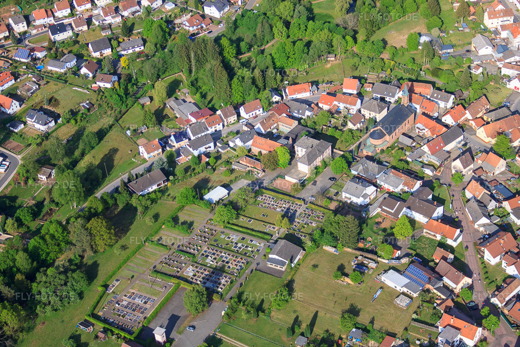 Luftbild: Friedhof in Eppenbrunn im Bundesland Rheinland-Pfalz in Deutschland. Foto: IMG_40875(40706).jpg vom 08.05.2011 durch Werner Riehm/FLY-FOTO.de