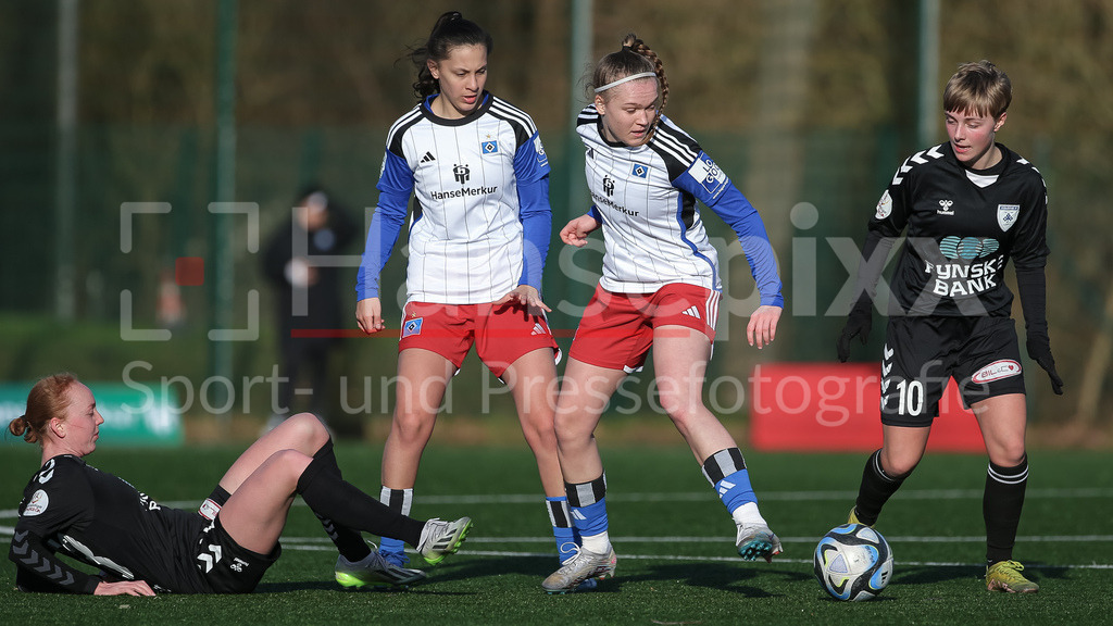 Fussball, Testspiel Frauen, Hamburger SV - Kolding IF | v.li.: Sofie Lybaek (Kolding IF, 23), Almudena Sierra (Hamburger SV, 24), Annaleen Böhler (Hamburger SV, 2) und Mathilde Gaarn Hansen (Kolding IF, 10) im Zweikampf, Duell, Dynamik, Aktion, Action, Spielszene