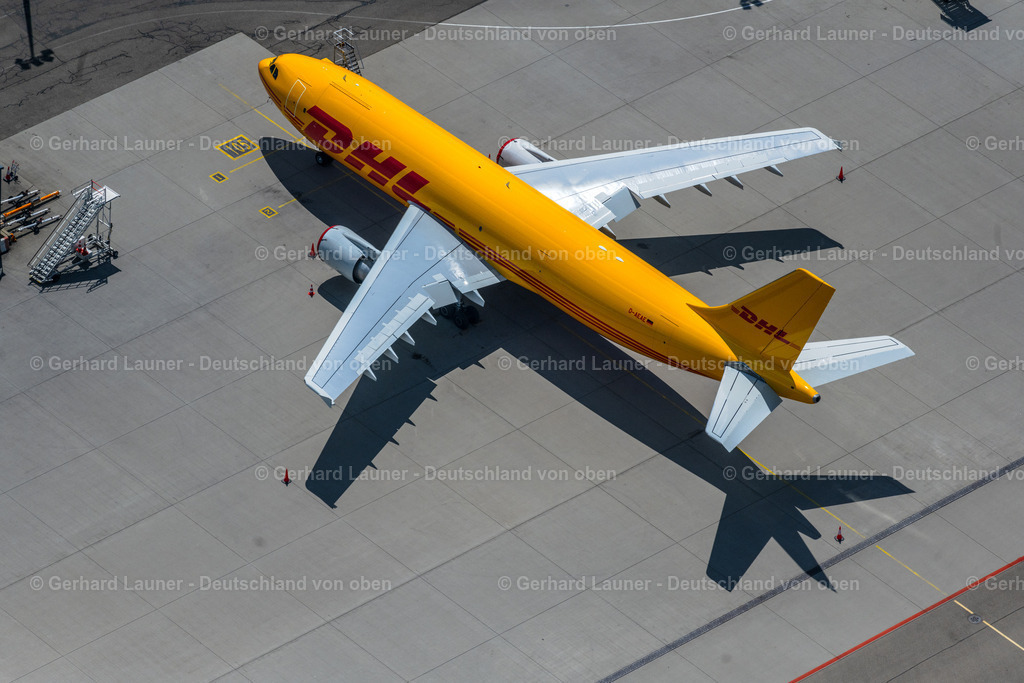 4046612 | NEUHAUSEN AUF DEN FILDERN 19.07.2021 Frachtmaschine der DHL beim Rollen auf dem Rollfeld und Vorfeld des Flughafen in Neuhausen auf den Fildern im Bundesland Baden-Württemberg, Deutschland. Weiterführende Informationen bei: DHL Paket GmbH,  Deutsche Post DHL Group,  Flughafen Stuttgart GmbH. // Freight plane cargo machine - aircraft of the DHL rolling on the apron of the airport in Neuhausen auf den Fildern in the state Baden-Wuerttemberg, Germany. Further information at: DHL Paket GmbH,  Deutsche Post DHL Group,  Flughafen Stuttgart GmbH. Foto: Gerhard Launer