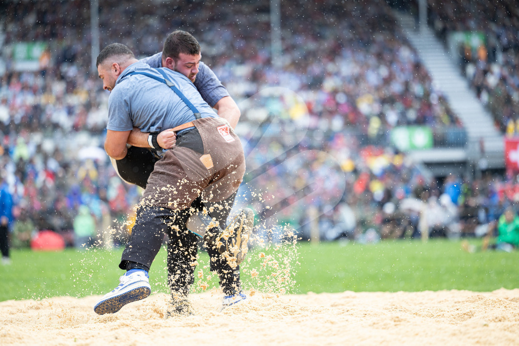 ESAF2025_04Gang_5510 | Die Schwinger des Schwyzer Kantonalen Schwingerverbandes: Fotos, die Dynamik und Leidenschaft festhalten, sowie emotionale Momente aus dem traditionellen Schwingsport zeigen. - Realisiert mit Pictrs.com