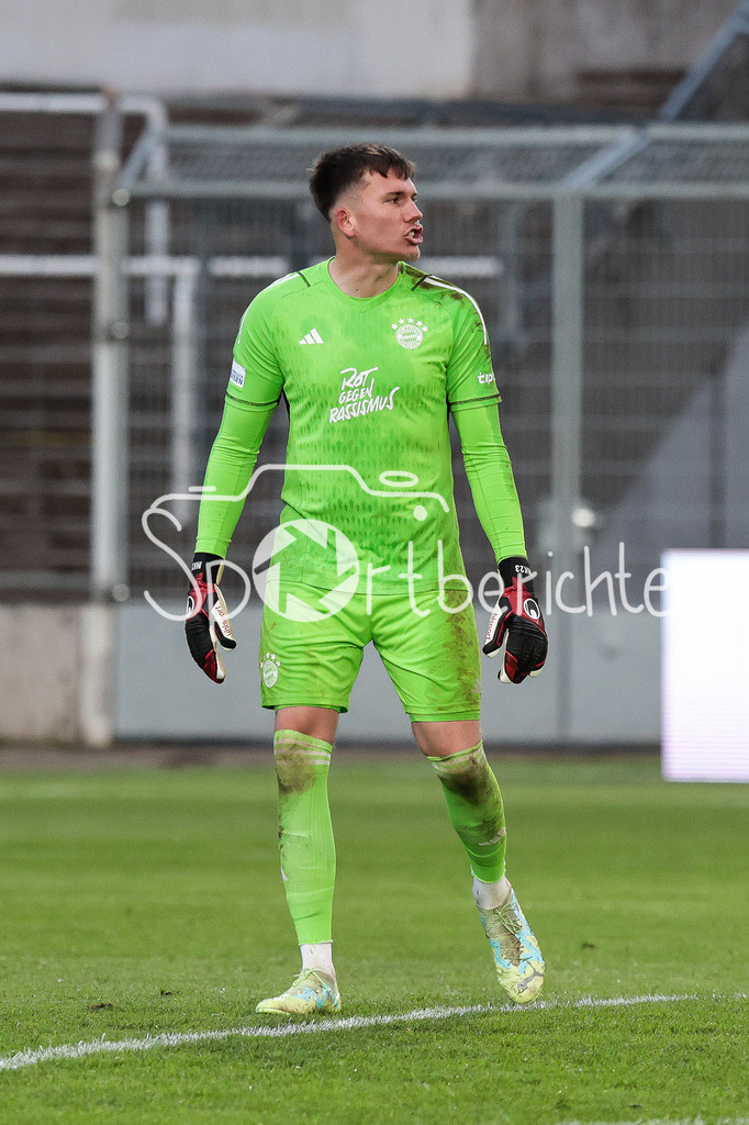 FC Bayern Amateure - TSV Buchbach | kommt zu seinem Einsatz nach der roten Karte fuer Tom Ritzy HUELSMANN (FCB #1) / Manuel KAINZ (FCB #23) / Freisteller / Einzelfoto