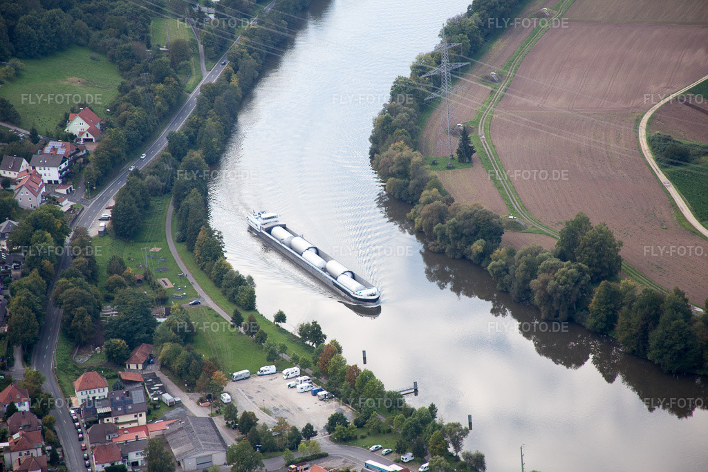 Luftbild: Schiffe und Schleppverbände der Binnenschiffahrt in Fahrt auf der Wasserstraße des Flußverlaufes des Main in Eltmann im Bundesland Bayern in Deutschland. Foto: IMG_073819.jpg vom 27.09.2014 durch Werner Riehm/FLY-FOTO.de