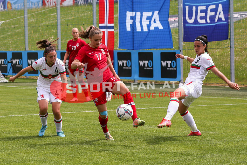 Norwegen U19  Bulgarien U19 | Vanessa Ivanova (BUL #4) Aleksandra Sergeeva (BUL #17) Nadezhda Ivanova (BUL #9) ; Norwegen U19  Bulgarien U19 am 13.05.2022 in Wels
(Huber Arena), AUSTRIA, (Photo by Ernst Krawagner sport-fan.at) - Realisiert mit Pictrs.com