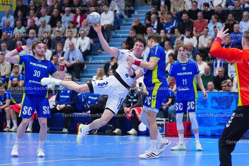 xYDRx05032601011 | 05.03.2026, xydrx, Handball, 1.HBL, VfL Gummersbach - TBV Lemgo Lippe, Schwalbe-Arena: Joel Willecke (TBV Lemgo Lippe #24) im Zweikampf gegen Tom Kiesler (VfL Gummersbach #30) und Julian Koester (VfL Gummersbach #7)   Photo: xYannisxDreimannxPressefotoKochx