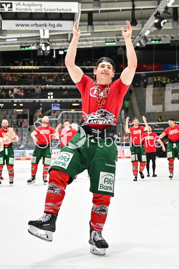 Augsburger Panther - Eisbären Berlin | AUGSBURG, GERMANY - 27. JANUARY: die Mannschaft der Panther feiert zusammen mit den Fans den 2-1 Heimsieg gegen Berlin nach dem Match zwischen den Augsburger Panthern und den Fischtown Pinguins am 43. Spieltag der Penny DEL im Curt Frenzel Stadion - Kyle MAYHEW (Augsburger Panther 27)