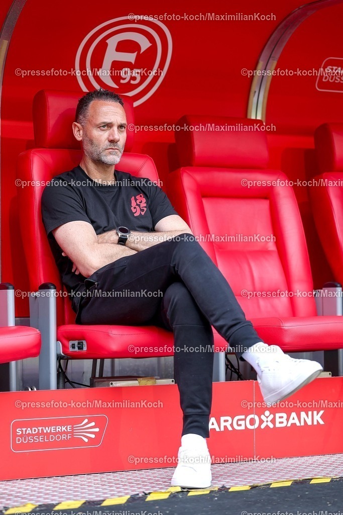 F9510052601004 | 10.05.2026, Fußball, Fortuna Düsseldorf - SV 07 Elversberg, 2. Fußball Bundesliga, Herren, Merkur Spiel-Arena, 33. Spieltag, Saison 2025 2026: Cheftrainer Alexander Ende (Fortuna Düsseldorf) sitzt enttäuscht Enttäuschung mit verschränkten Armen auf der Trainerbank DFB regulations prohibit any use of photographs as image sequences and or quasi-video.