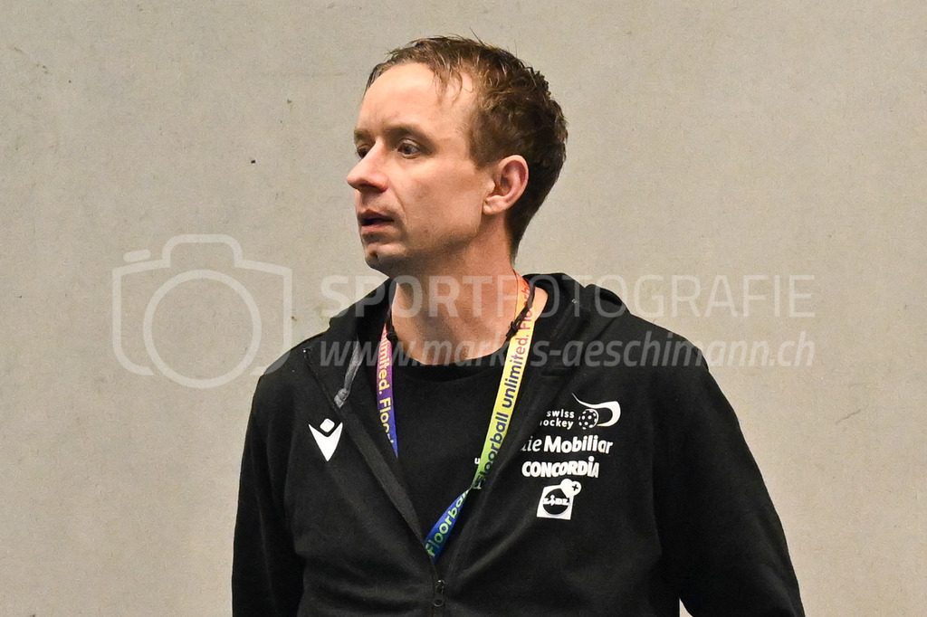 Switzerland B U19 vs Switzerland U19 - 4. February 2024 | Switzerland B U19 vs Switzerland U19
U19 Men International Matches in Switzerland
GoEasy Arena, Siggenthal Station
Switzerland headcoach Olli Oilinki.
Credit: Markus Aeschimann | <a href="https://www.markus-aeschimann.ch">Sportfotografie Markus Aeschimann</a> | <a href="https://www.instagram.com/sportfotografie.aeschimann">@sportfotografie.aeschimann</a> - Realisiert mit Pictrs.com