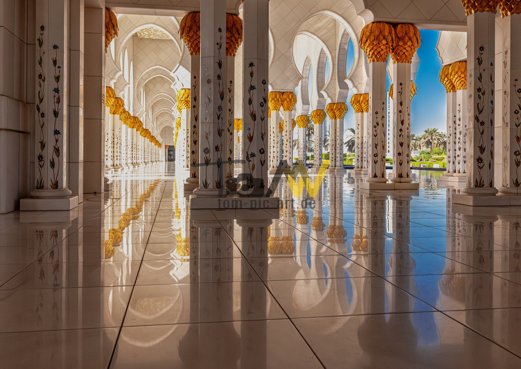 Innenhof der Scheich Zayid Moschee-----Abu Dhabi--Marmor-4 | Weiß und hell spiegeln sich die Marmorkuppeln der Scheich Zayid Moschee. - Realisiert mit Pictrs.com