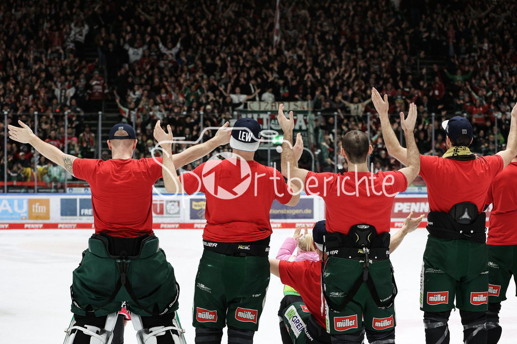 Augsburger Panther - EHC RB München | Grenzenloser Jubel der Panther nach dem Sieg gegen Muenchen / Fans / Zuschauer