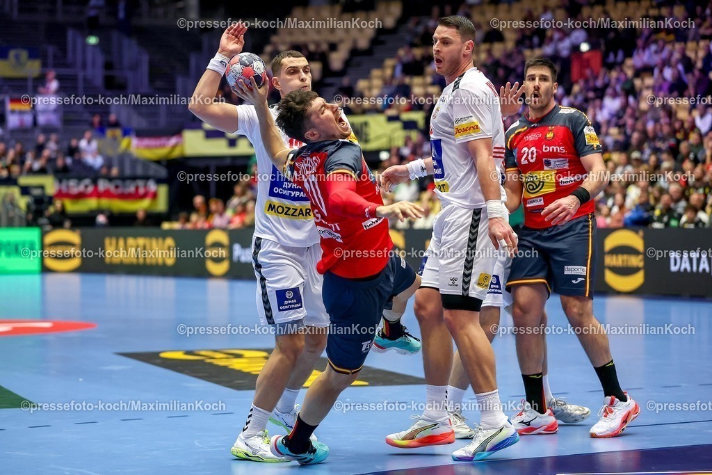 EHF15012601050 | 15.01.2026, Handball, Men's EHF EURO 2026, Spanien - Serbien, Jyske Bank Boxen in Herning, Dänemark, Preliminary Round: Foulspiel  Uros Borzas (Serbien #13) an  Alex Dujshebaev Dovichebaeva (Espania #10) 