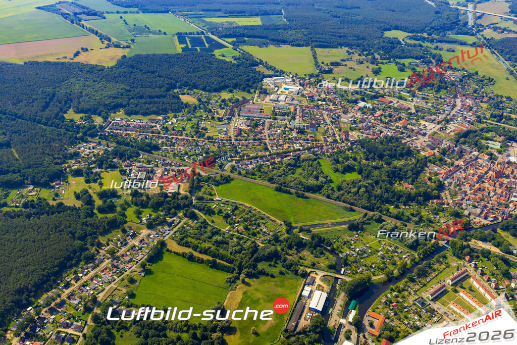 Klassische Luftaufnahme ohne Drohne zeigt:Mühlenbach bei Grabow - Die Luftbildaufnahme wurde 2025 vom UL-Flugzeug heraus erstellt ( keine Drohnenaufnahme ) - Hochauflösende Luftaufnahme -Nicht vergleichbar mit Google Maps oder Satelittenbilder- Die Geschenkidee !Mit Lizenz und Bildrechte bestellbar