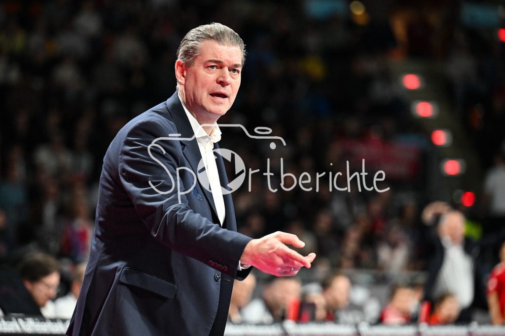 FC Augsburg - 1. FC Heidenheim | MUNICH, GERMANY - 17. FEBRUARY: im Bild Klaus PERWAS Trainer Skyliners Frankfurt / Einzelfoto / Freisteller während dem Spiel zwischen dem FC Bayern München und den Skyliners Frankfurt am 21. Spieltag der easyCredit BBL im BMW Park