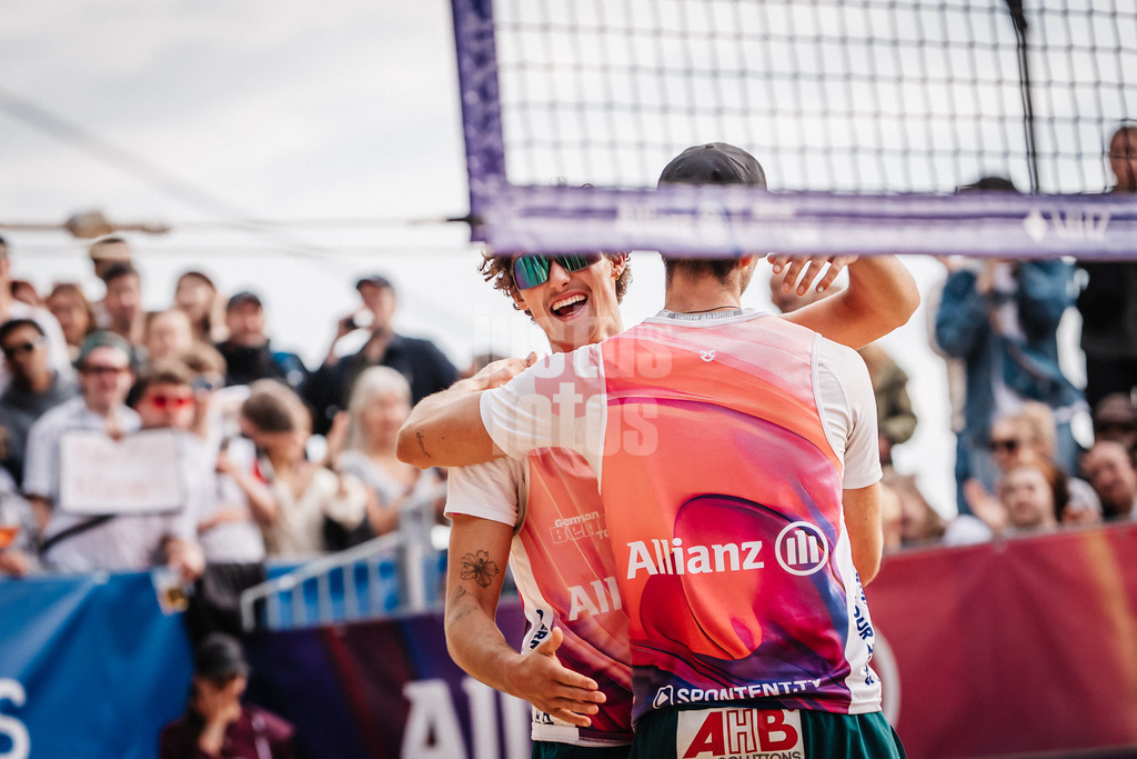 Beachvolleyball | Männer | Allianz German Beach Tour 2025 | Tourstop Düsseldorf | 17.05.2025 | v.l. Hennes Nissen und Niklas Held jubeln