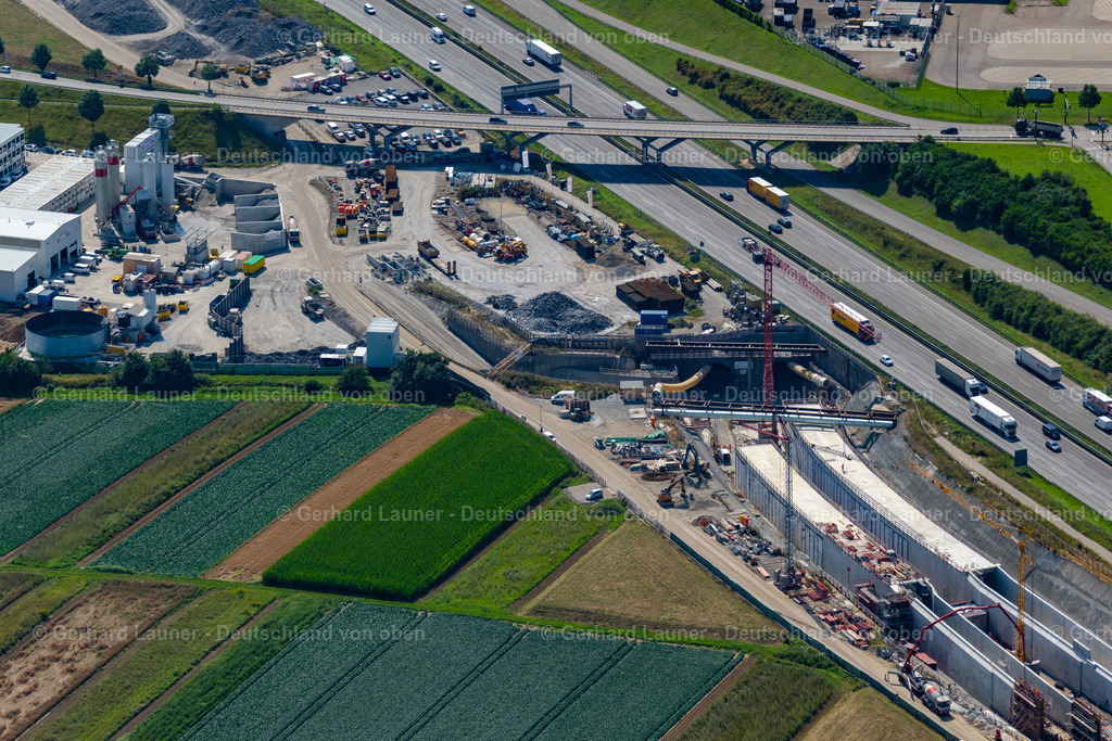4047172 | STUTTGART 11.08.2021 Baustelle mit Tunnelführungsarbeiten für die Streckenführung und den Verlauf " Flughafentunnel " parallel zum Verlauf der Autobahn BAB A8 in Stuttgart im Bundesland Baden-Württemberg, Deutschland. Weiterführende Informationen bei: CDM Smith Consult GmbH,  GBI Gackstatter Beratende Ingenieure GmbH,  Max Bögl Bauservice GmbH &amp; Co. KG,  Vössing Ingenieurgesellschaft mbH. // Construction site with tunneling work for the route and the "airport tunnel" course parallel to the course of the A8 motorway in the Plieningen district of Stuttgart in the state Baden-Wuerttemberg, Germany. Further information at: CDM Smith Consult GmbH,  GBI Gackstatter Beratende Ingenieure GmbH,  Max Boegl Bauservice GmbH &amp; Co. KG,  Voessing Ingenieurgesellschaft mbH. Foto: Gerhard Launer